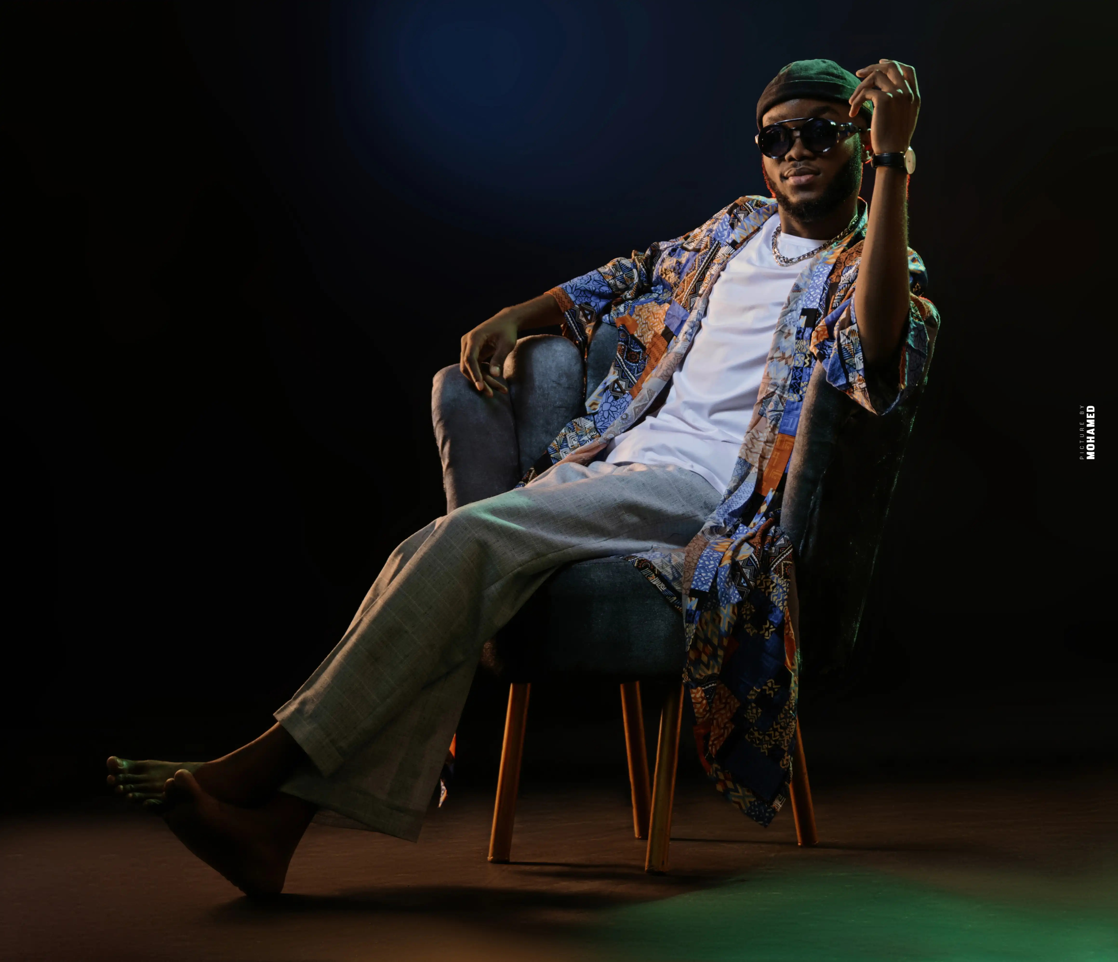 Kékéli assis sur une chaise