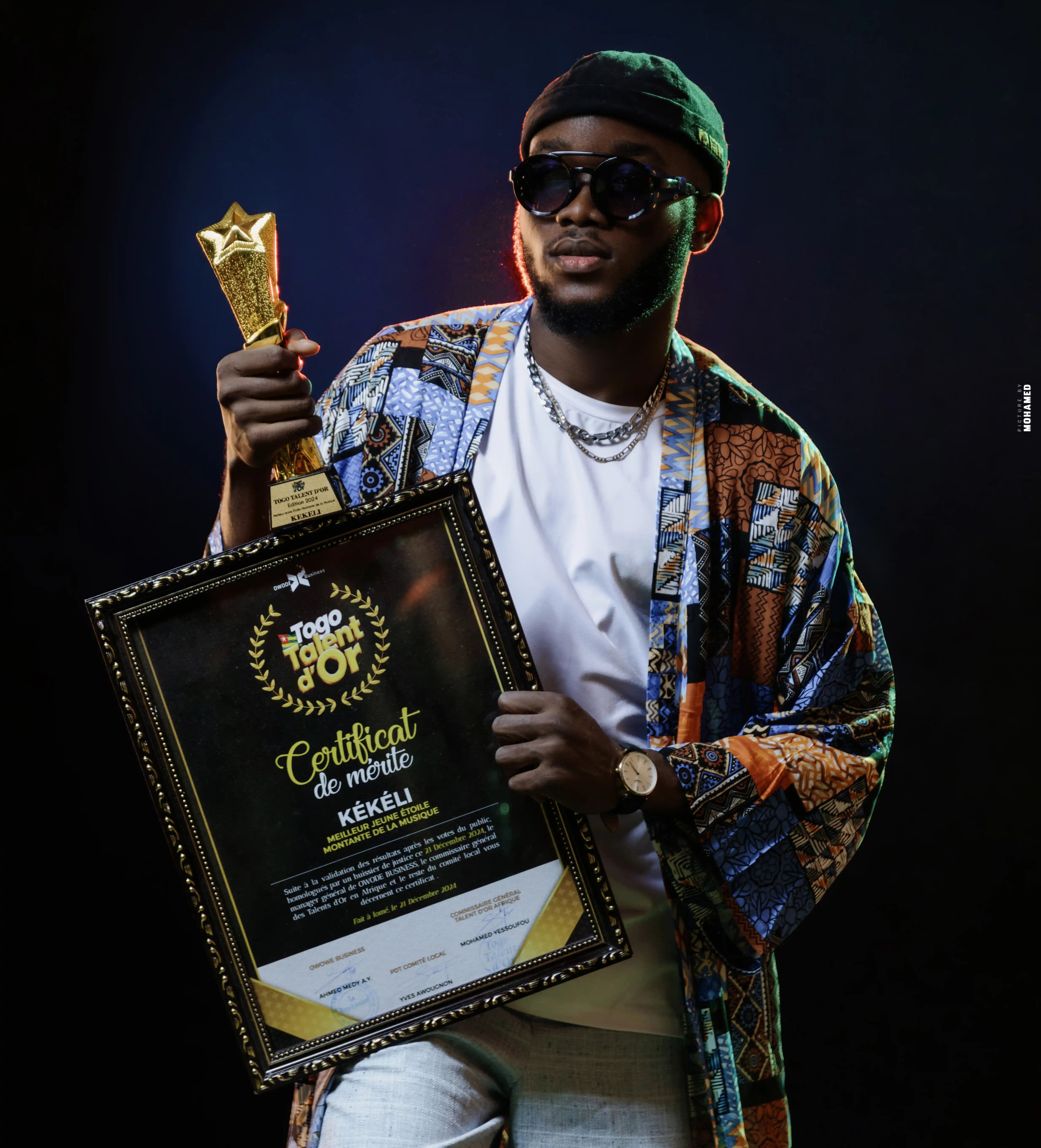 Kékéli en kimono wax, avec son trophée et son certificat de mérite Togo Talent d'Or