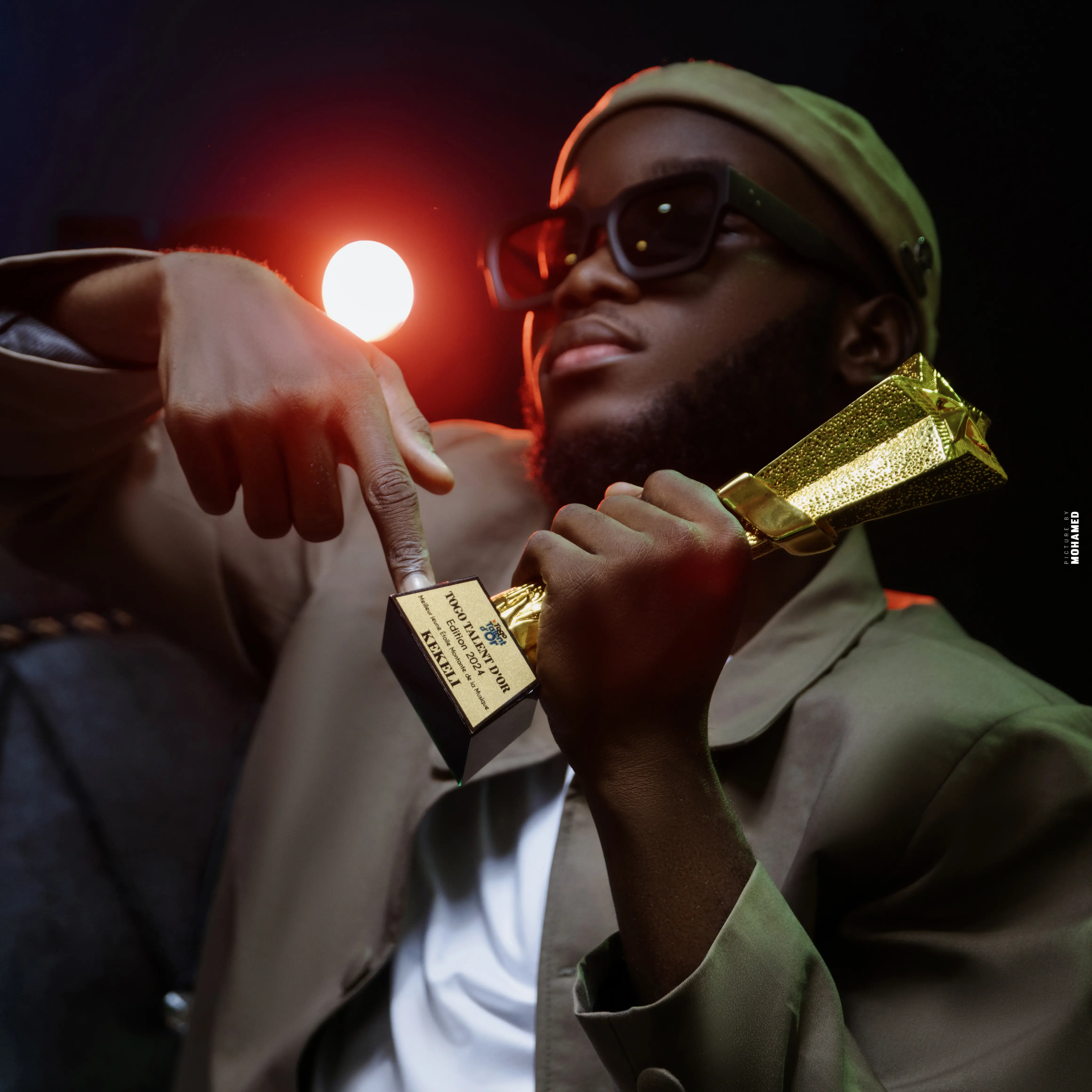 Kékéli tenant son trophée Togo Talent d'Or